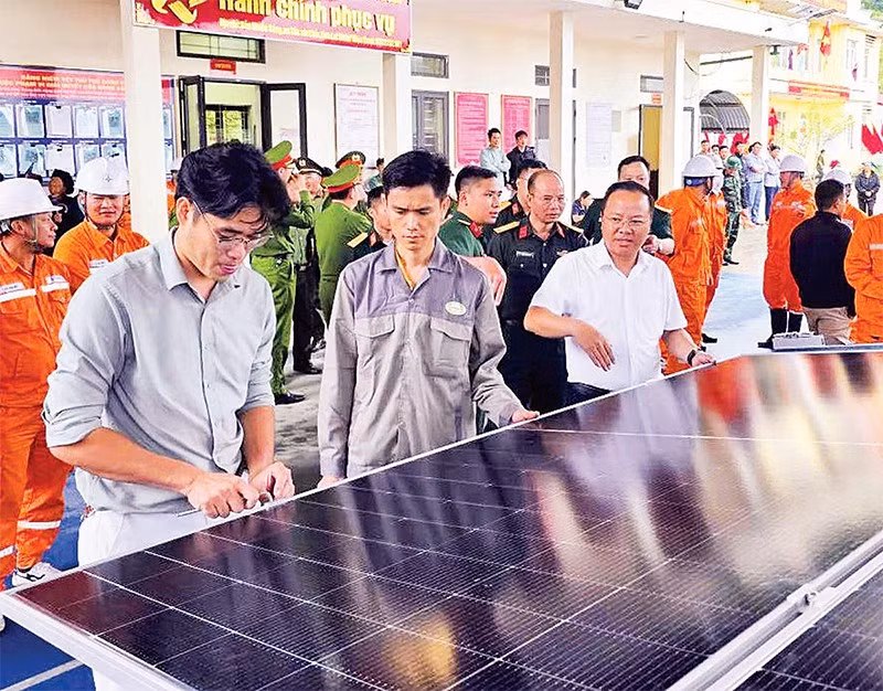 Chuẩn bị lắp đặt hệ thống điện mặt trời cho hơn 90 hộ dân tại khu vực chưa thể đầu tư lưới điện quốc gia của xã Tủa Sín Chải.