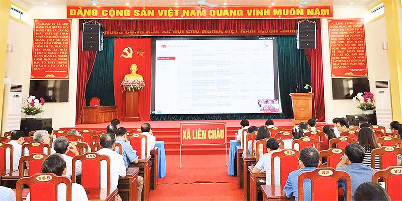 Cán bộ, đảng viên xã Liên Châu tập huấn sử dụng sổ tay đảng viên điện tử.