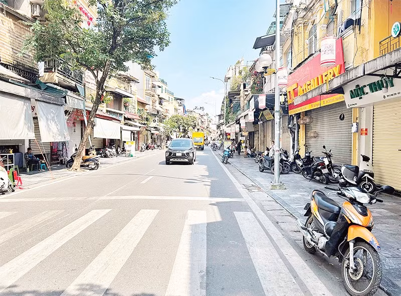 Nhiều cửa hàng tại Hà Nội đóng cửa tạm dừng hoạt động nhằm tránh sự kiểm tra của cơ quan chức năng.