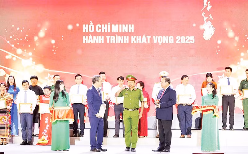 Lãnh đạo Ban Tuyên giáo và Dân vận Trung ương tuyên dương gương điển hình tiêu biểu trong học tập và làm theo tư tưởng, đạo đức, phong cách Hồ Chí Minh khu vực phía nam.