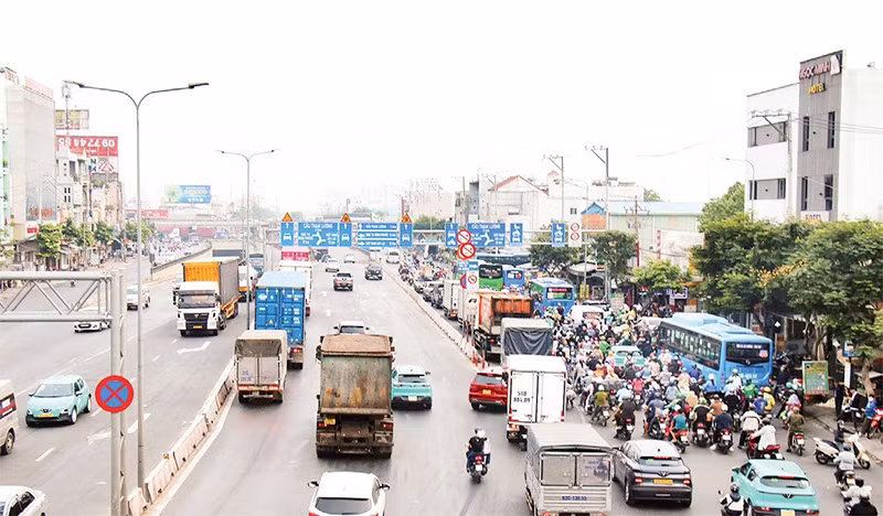 Quốc lộ 22 là trục giao thông huyết mạch nối Thành phố Hồ Chí Minh với Tây Ninh, được Thành phố Hồ Chí Minh đầu tư mở rộng theo phương thức đối tác công-tư với kinh phí đầu tư 10.400 tỷ đồng. (Ảnh VÕ LÊ)