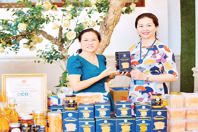 Một gian hàng giới thiệu sản phẩm OCOP nấm đông trùng hạ thảo của huyện Hải Hậu.