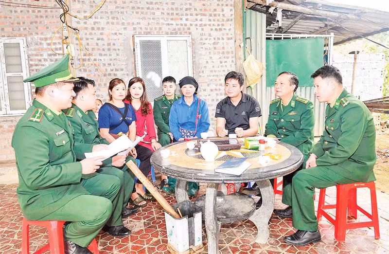 Bộ đội Biên phòng tỉnh Lào Cai tuyên truyền bầu cử cho người dân biên giới.