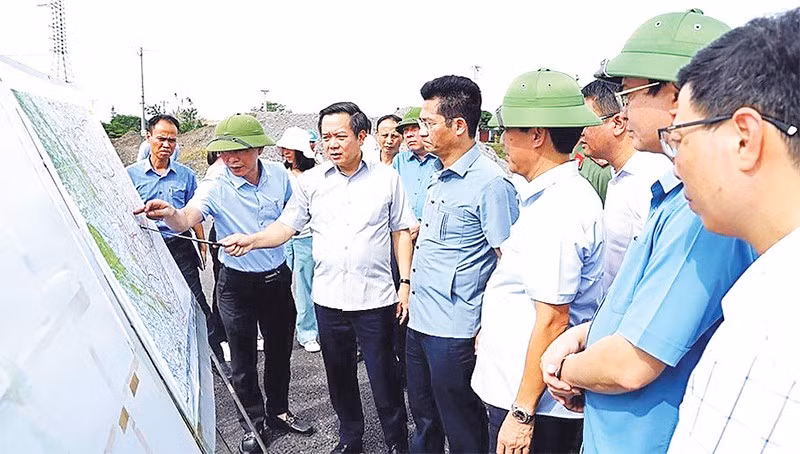 Lãnh đạo tỉnh Ninh Bình kiểm tra tiến độ thi công tại nút giao tuyến đường bộ mới Nam Định-Lạc Quần-Đường bộ ven biển. (Ảnh VĂN HUỲNH)