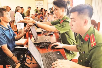 Công an thu nhận thông tin từ thân nhân liệt sĩ.