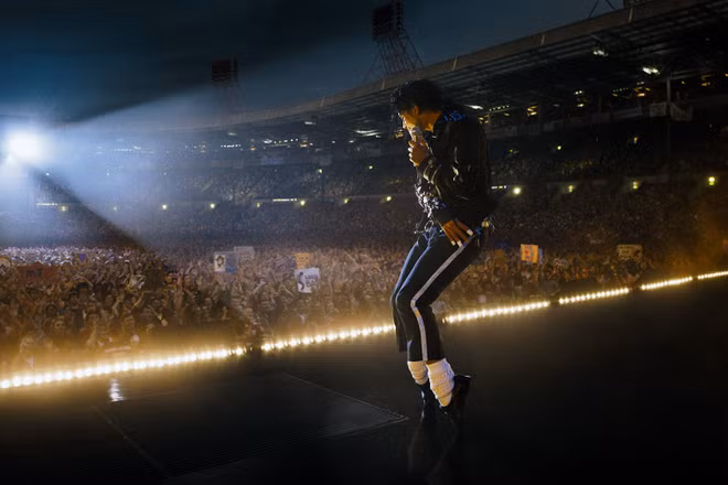 Michael Jackson trong một buổi biểu diễn. (Ảnh: michael.movie)
