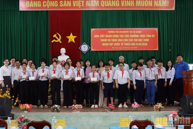 Đoàn công tác tỉnh chụp hình lưu niệm cùng thầy cô, học sinh Trường Trẻ em khuyết tật.