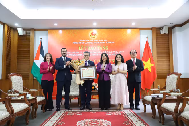 Bộ trưởng Lâm Thị Phương Thanh và Đại sứ Saadi Salama.
