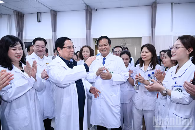 Thủ tướng Phạm Minh Chính chúc Tết, giao nhiệm vụ cho các cán bộ, bác sĩ, nhân viên y tế Bệnh viện Bạch Mai.