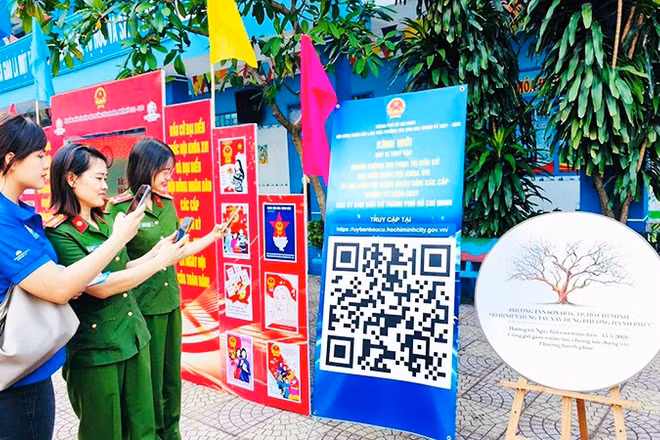 Ứng dụng công nghệ số trong công tác bầu cử tại phường Tân Sơn Hòa (Thành phố Hồ Chí Minh). Ảnh: VƯƠNG LÊ