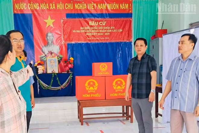 Đồng chí Trần Thanh Tuấn, Chủ tịch Ủy ban nhân dân xã Châu Thới, tỉnh Cà Mau (bìa phải) kiểm tra rất kỹ tại các tổ bầu cử.