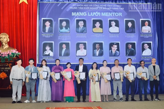Nhân dịp này, Ban Tổ chức trao giấy chứng nhận thành viên mạng lưới cố vấn chuyên nghiệp cho một số doanh nhân, doanh nghiệp. (Ảnh: TRỌNG DUY)