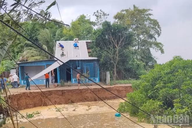 Hỗ trợ người dân trong khu vực sạt lở di dời tài sản.