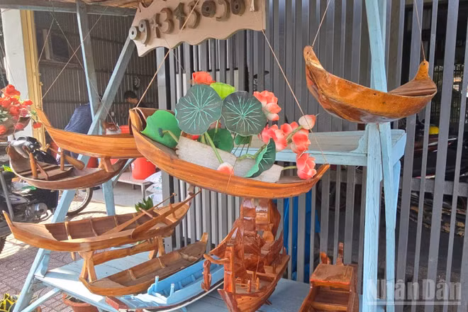 Các mẫu ghe xuồng mini của ông Chín Mỏng.