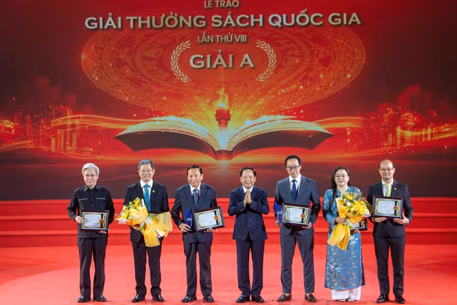 Các tác giả, tác phẩm được trao giải A. (Ảnh: VIỆT LINH)