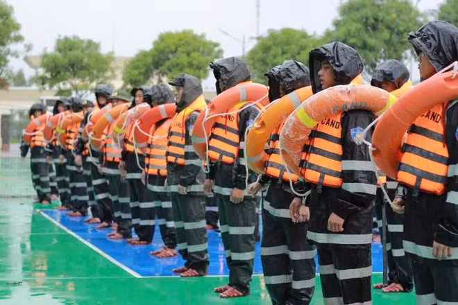 Cán bộ, chiến sĩ được trang bị đầy đủ thiết bị, phương tiện ứng trực tại các tỉnh Thanh Hóa, Nghệ An, Hà Tĩnh và Quảng Trị, sẵn sàng làm nhiệm vụ khi có yêu cầu.