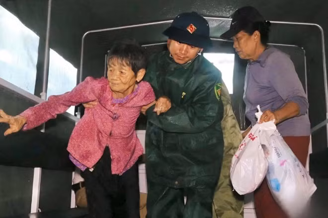 Phường Cửa Lò (Nghệ An) khẩn trương sơ tán người dân đến nơi an toàn trước bão số 5. (Ảnh: ĐÌNH TUYÊN)