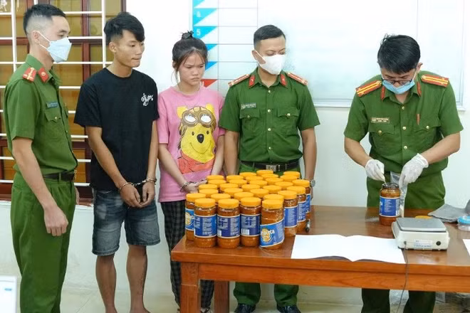 Cơ quan chức năng giám định tang vật. (Ảnh: CÔNG AN NGHỆ AN)