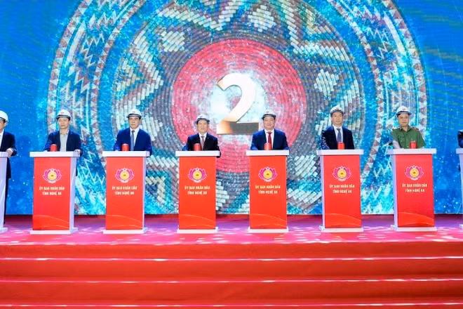 Phó Thủ tướng Chính phủ Hồ Đức Phớc và lãnh đạo tỉnh Nghệ An, đại diện các sở, ngành, đơn vị bấm nút khởi công Trường phổ thông nội trú liên cấp tiểu học và trung học cơ sở Thông Thụ.