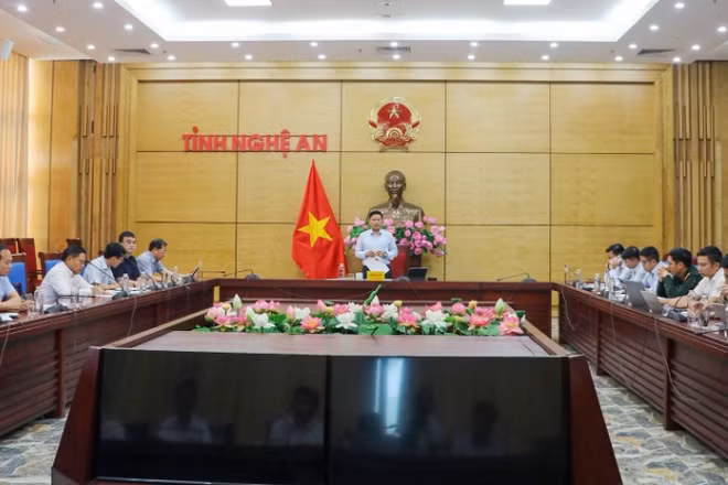 Cuộc họp về tình hình triển khai Dự án đầu tư xây dựng đường bộ cao tốc Vinh-Thanh Thủy của Ủy ban nhân dân tỉnh Nghệ An vào sáng 19/3.
