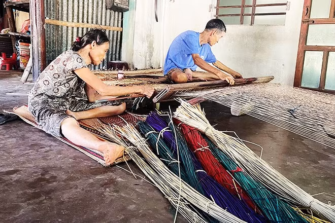 Dẫu tiêu thụ khó khăn nhưng dân làng chiếu Bàn Thạch vẫn quyết tâm giữ nghề.