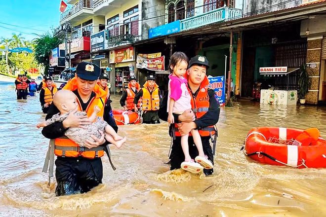 Cán bộ, chiến sĩ Công an Lạng Sơn di tản các em nhỏ. Ảnh: QUỐC ĐẠT