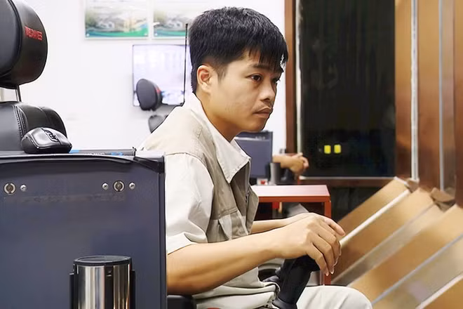 Với quy trình khép kín, công nhân sử dụng robot để xử lý rác.