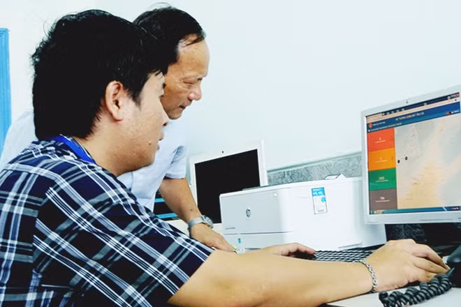 Theo dõi tàu đánh bắt hải sản tại Chi cục Hải sản tỉnh Gia Lai. Ảnh: NAM NGUYỄN