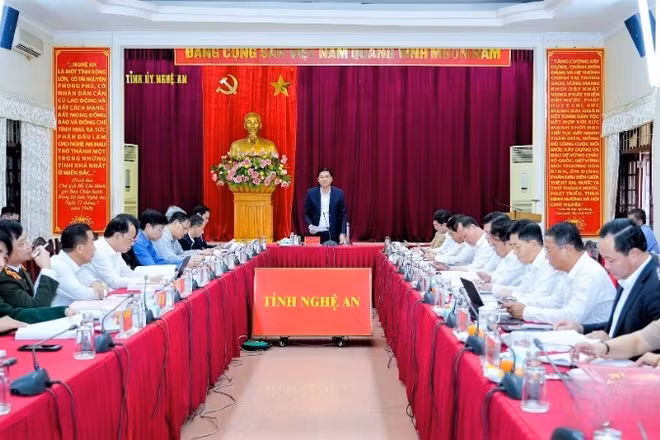 Hội nghị kiểm điểm, đánh giá, xếp loại tập thể, cá nhân Ban Thường vụ Tỉnh ủy Nghệ An năm 2025. (Ảnh: PHẠM BẰNG)