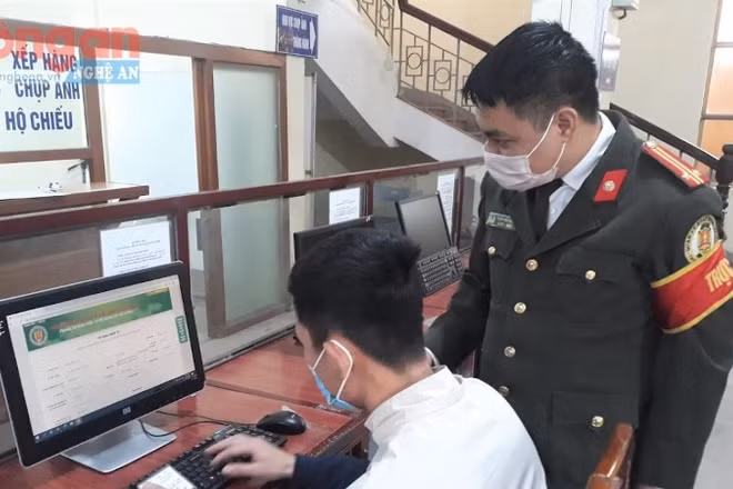 Cán bộ Phòng Quản lý xuất nhập cảnh, Công an tỉnh Nghệ An hướng dẫn người dân hoàn thành các thủ tục hành chính.