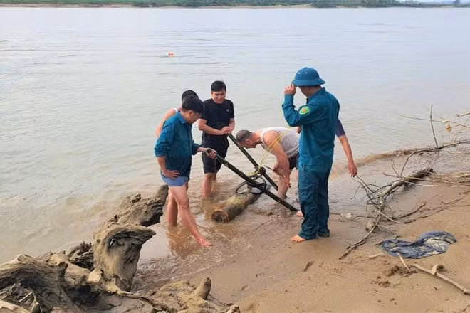 Quả bom phát lộ cách bờ sông khoảng 20m. (Ảnh: TRỌNG KIÊN)