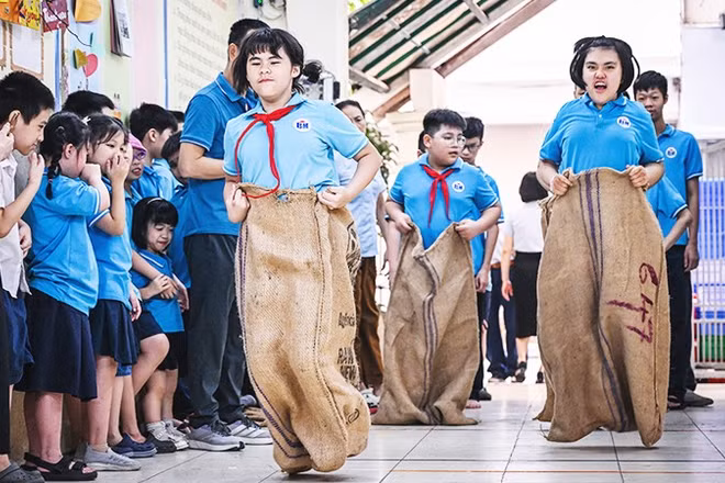 Phần thi nhảy bao bố được các em học sinh hào hứng tham gia.