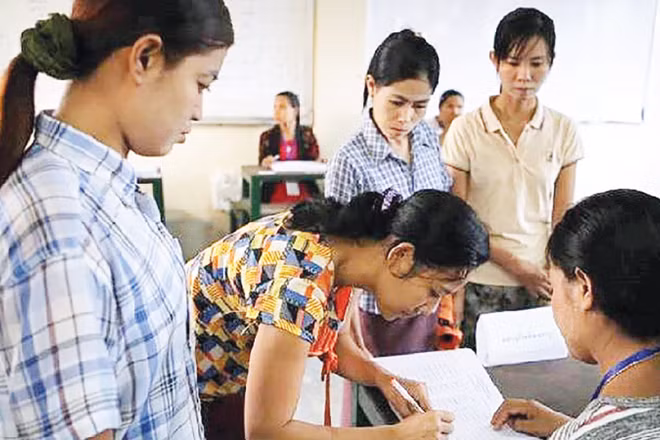 Cử tri Myanmar đăng ký bỏ phiếu bầu Quốc hội.