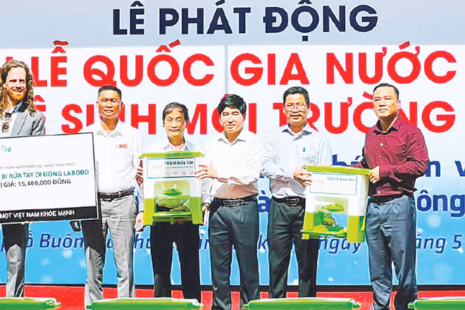 Lãnh đạo Cục Quản lý và Xây dựng công trình thủy lợi trao bình đựng nước và thiết bị rửa tay di động tặng học sinh trung học cơ sở trên địa bàn tỉnh Đắk Lắk.