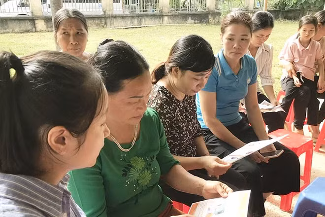 Cán bộ Trạm Y tế xã Sơn Phú (huyện Na Hang, tỉnh Tuyên Quang) tuyên truyền về dinh dưỡng và Tuần lễ làm mẹ an toàn cho người dân. (Ảnh: KHÁNH HUY)