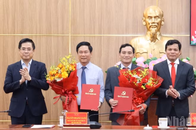 Chủ tịch Hội đồng nhân dân tỉnh Quảng Ngãi Nguyễn Đức Tuy và Chủ tịch Ủy ban nhân dân tỉnh Quảng Ngãi Nguyễn Hoàng Giang trao quyết định, tặng hoa chúc mừng đồng chí Đinh Quốc Tuấn và Phạm Xuân Duệ nhận nhiệm vụ mới.