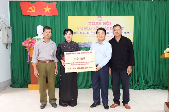 Bí thư Tỉnh ủy Tuyên Quang Hầu A Lềnh trao tiền hỗ trợ làm nhà mới cho 7 hộ nghèo thôn Bản Hình.