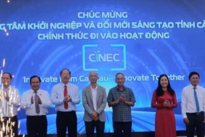 Đồng chí Bí thư Tỉnh ủy Cà Mau Nguyễn Hồ Hải (thứ ba, từ trái sang) và các đồng chí lãnh đạo tỉnh trong lễ khai trương Trung tâm Khởi nghiệp đổi mới sáng tạo của tỉnh tại phường Bạc Liêu. 