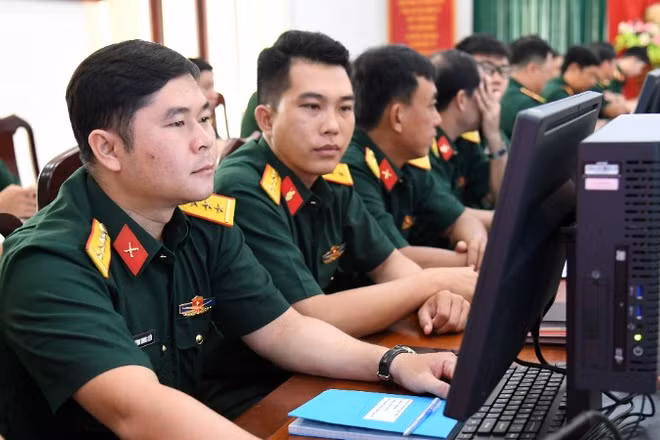 Cán bộ, chiến sĩ Bộ Chỉ huy quân sự tỉnh An Giang tham gia tập huấn “Bình dân học vụ số”. (Ảnh: TTXVN)