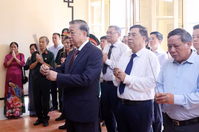 Tổng Bí thư Tô Lâm dâng hương Chủ tịch Hồ Chí Minh. (Ảnh: Thống Nhất/TTXVN) 