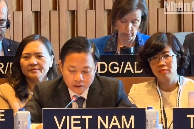 Thứ trưởng Ngoại giao Ngô Lê Văn phát biểu khai mạc Phiên toàn thể Kỳ họp lần thứ 222 Hội đồng Chấp hành UNESCO. 