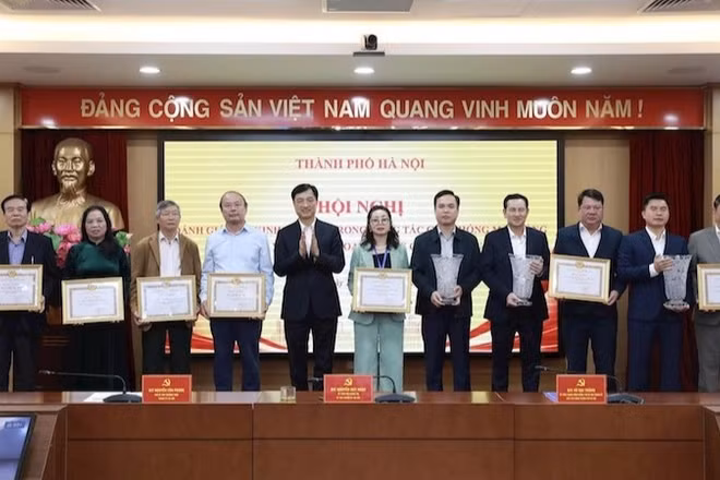 Bí thư Thành ủy Hà Nội Nguyễn Duy Ngọc tặng Bằng khen cho các tập thể có thành tích xuất sắc trong giải phóng mặt bằng đường Vành đai 1, đoạn Hoàng Cầu-Voi Phục.