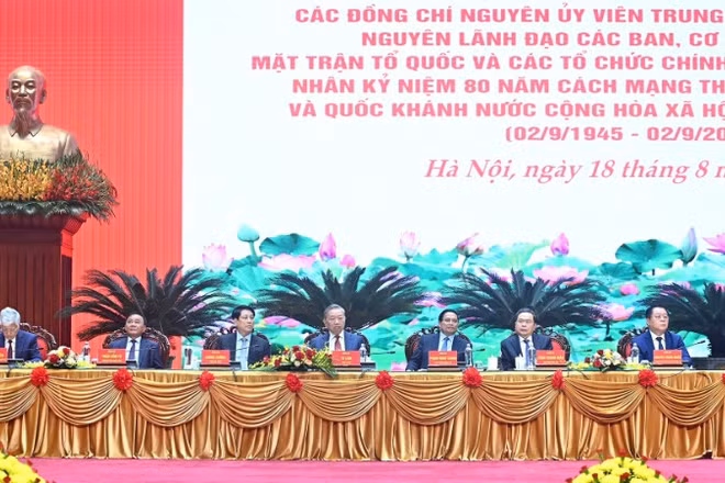 Tổng Bí thư Tô Lâm và các đồng chí lãnh đạo, nguyên lãnh đạo Đảng, Nhà nước chủ trì hội nghị gặp mặt. (Ảnh: ĐĂNG KHOA)