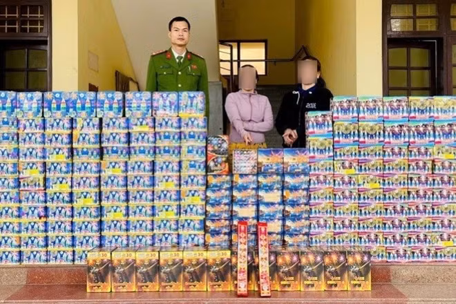 Hai người phụ nữ cùng số pháo nổ bị thu giữ.