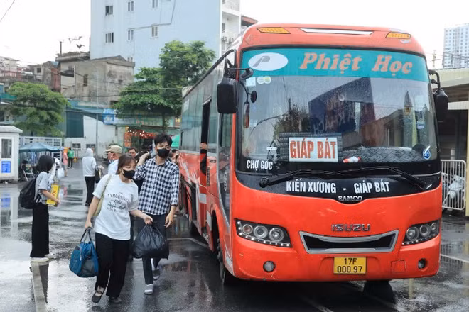 Hành khách tại bến Giáp Bát (Hà Nội).