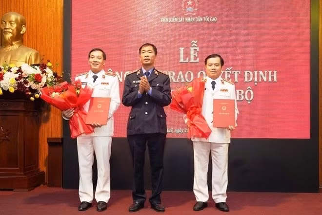 Phó Viện trưởng Viện Kiểm sát nhân dân tối cao Nguyễn Duy Giảng trao quyết định và tặng hoa chúc mừng tân Viện trưởng Viện Kiểm sát nhân dân thành phố Huế Nguyễn Tiến Hùng (bìa trái) và Phó Viện trưởng Viện Kiểm sát nhân dân thành phố Huế Nguyễn Trường (phải).