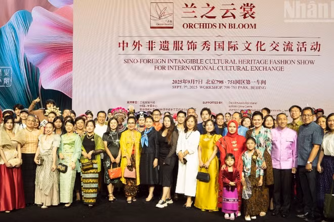 Các đại biểu tham dự chương trình chụp ảnh lưu niệm.