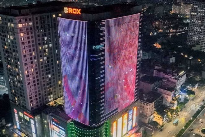 Tòa nhà Tập đoàn Rox tại Hà Nội khoác lên mình sắc hồng rực rỡ.