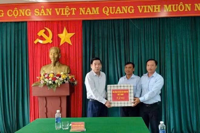 Thượng tướng Nguyễn Văn Gấu tặng quà Đội 584, Phòng Chính trị, Bộ Chỉ huy quân sự tỉnh Quảng Trị (đóng quân tại huyện Phalansay, tỉnh Savannakhet).