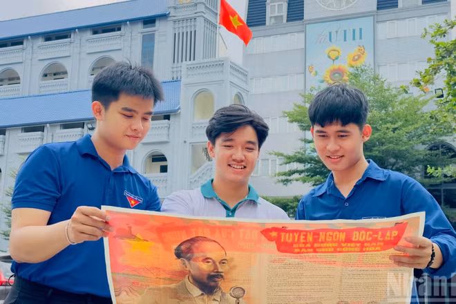 Đông đảo độc giả đón nhận phụ san mừng 80 năm Quốc khánh nước Cộng hòa xã hội chủ nghĩa Việt Nam.